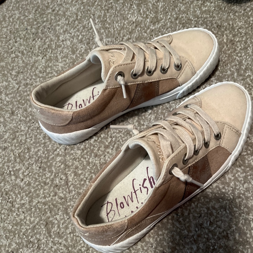 Gold and crème cute tennis shoes